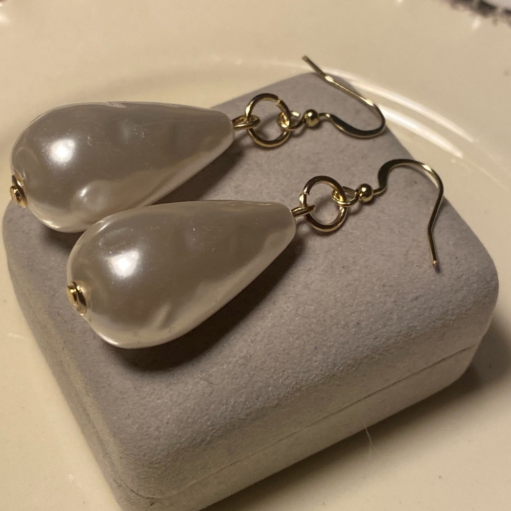 💛 Tara Designs Rain drop large dimpled faux pearls, 14k gold plated.